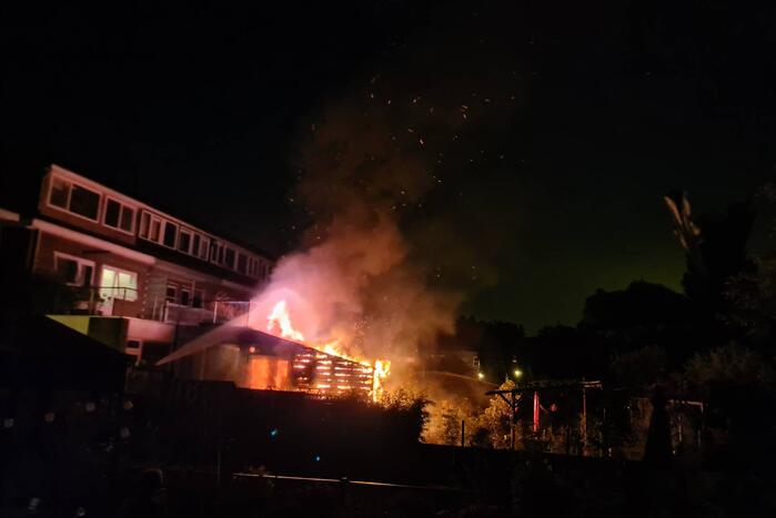 Flinke vlammen bij brand in aanbouw