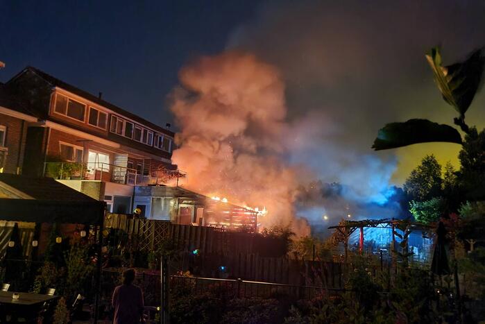 Flinke vlammen bij brand in aanbouw