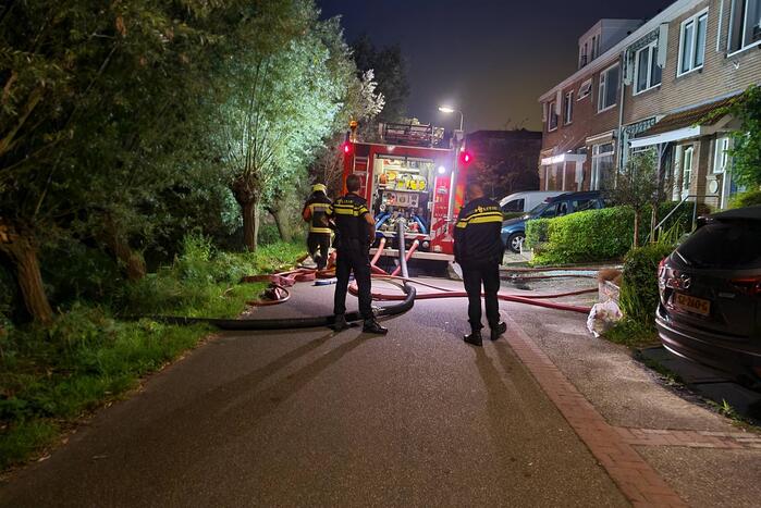 Flinke vlammen bij brand in aanbouw