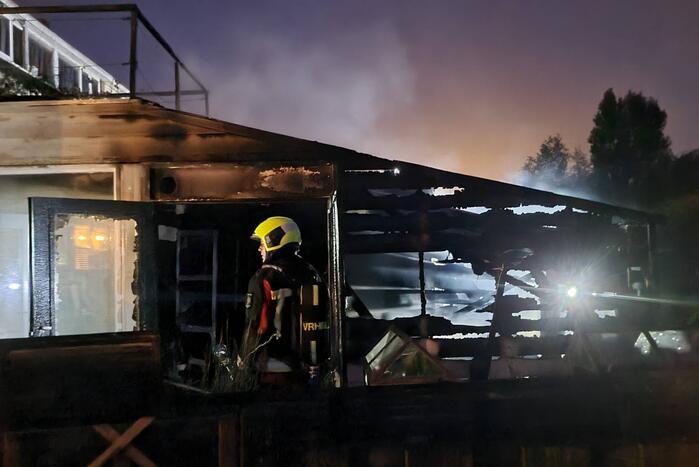 Flinke vlammen bij brand in aanbouw
