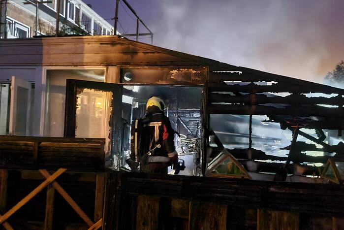 Flinke vlammen bij brand in aanbouw