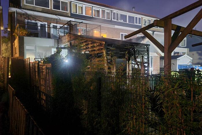 Flinke vlammen bij brand in aanbouw