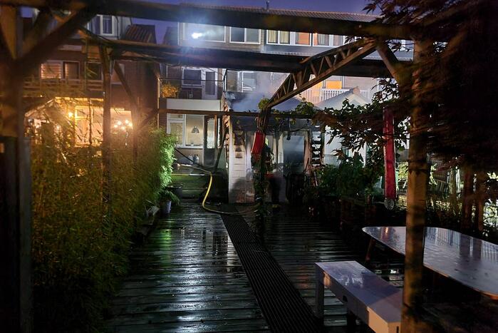 Flinke vlammen bij brand in aanbouw