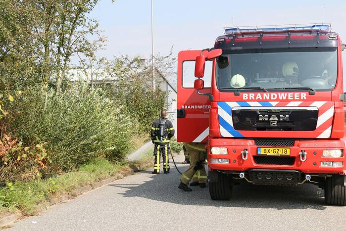 Brand in berm snel geblust op bedrijventerrein Vletgaarsmaten