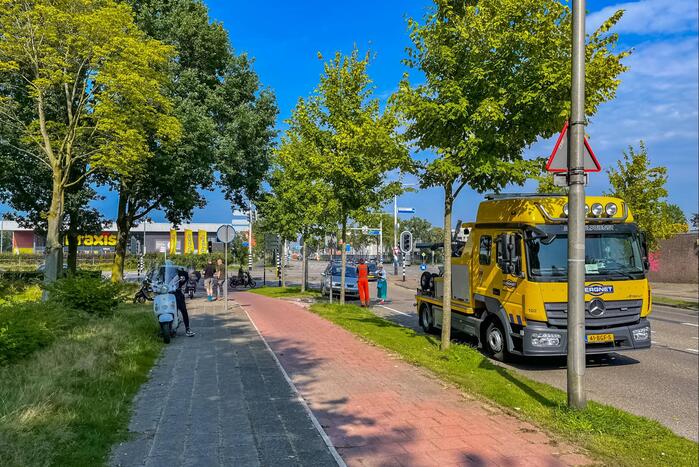 Overstekende scooterrijdster aangereden door auto