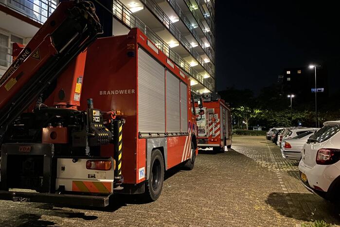 Water stroomt door meterkast van flat