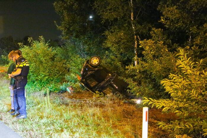 Personenauto belandt ondersteboven in bosschage