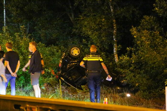 Personenauto belandt ondersteboven in bosschage