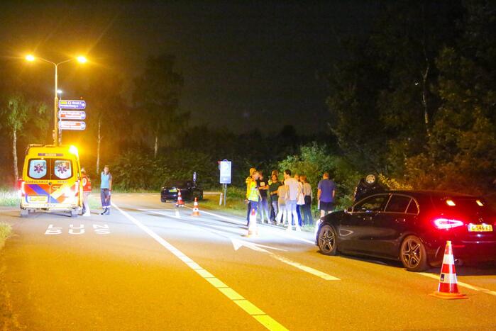 Personenauto belandt ondersteboven in bosschage