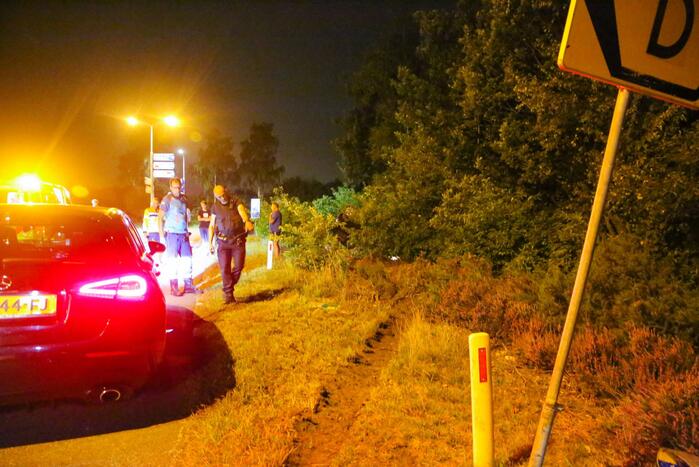 Personenauto belandt ondersteboven in bosschage