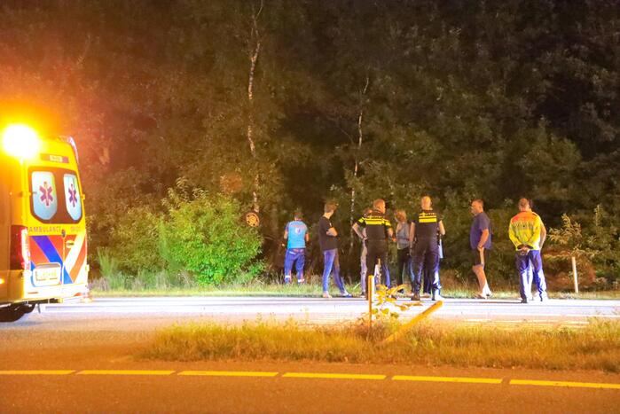 Personenauto belandt ondersteboven in bosschage