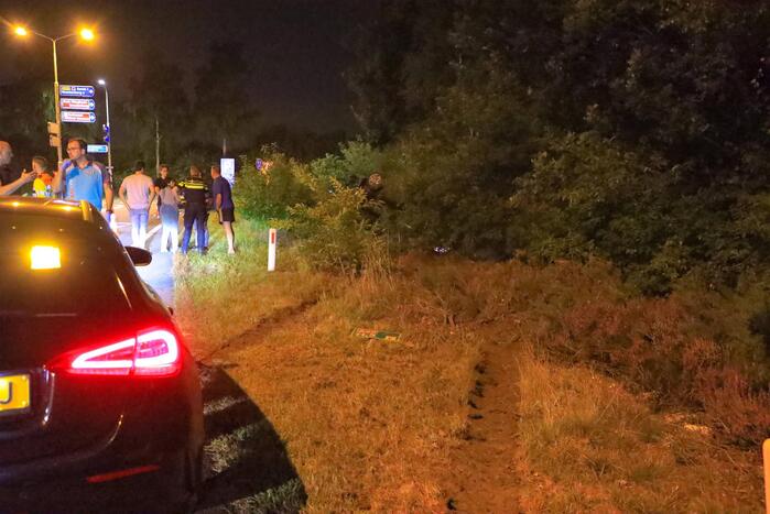 Personenauto belandt ondersteboven in bosschage