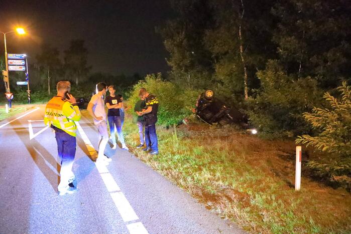 Personenauto belandt ondersteboven in bosschage