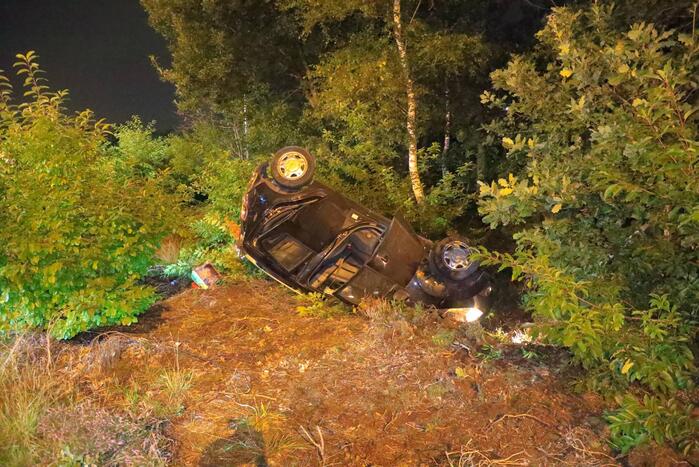 Personenauto belandt ondersteboven in bosschage