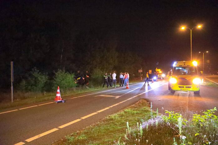 Personenauto belandt ondersteboven in bosschage