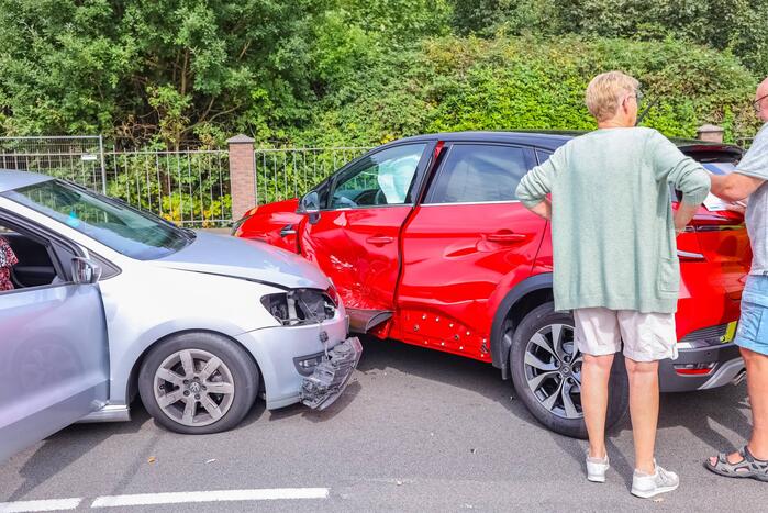 Kerende auto zorgt voor flinke schade
