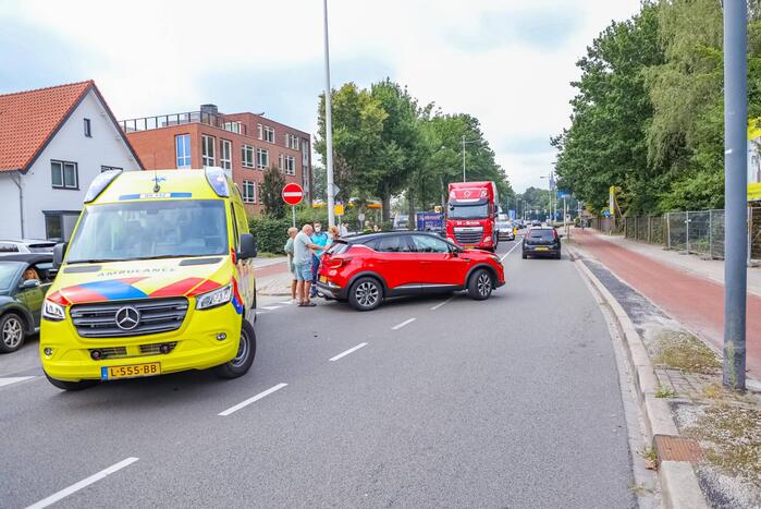 Kerende auto zorgt voor flinke schade