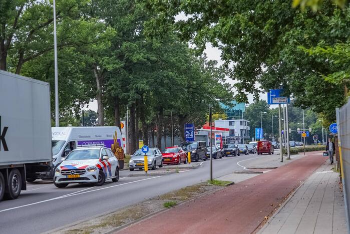 Kerende auto zorgt voor flinke schade