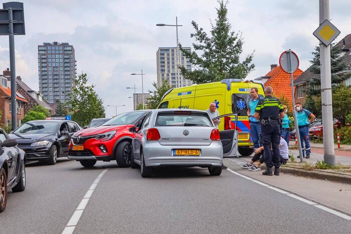 Kerende auto zorgt voor flinke schade