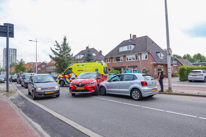 Kerende auto zorgt voor flinke schade