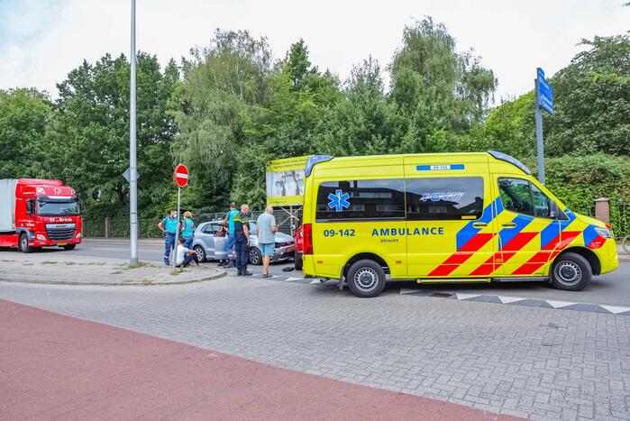 Kerende auto zorgt voor flinke schade