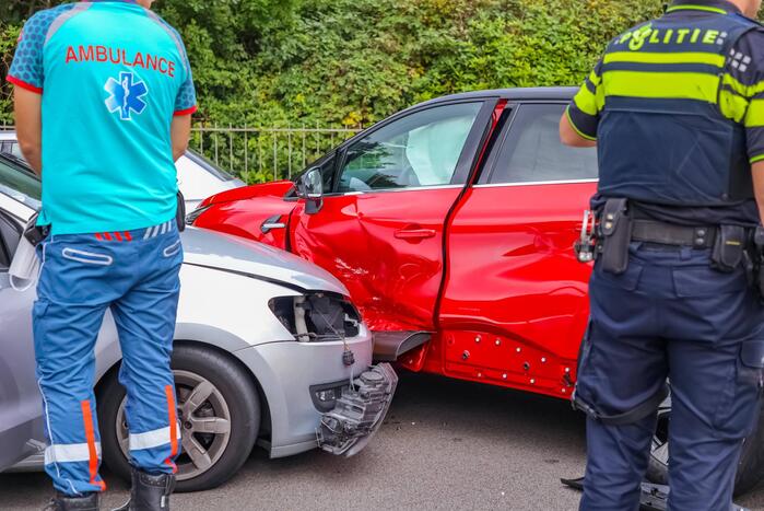 Kerende auto zorgt voor flinke schade