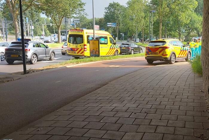 Twee scooters botsen op fietspad