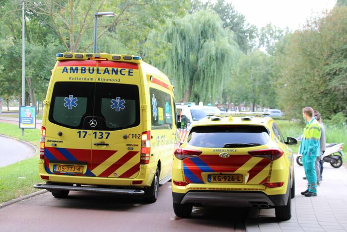 Twee scooters botsen op fietspad