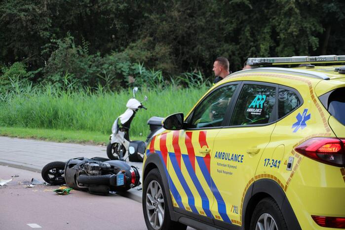 Twee scooters botsen op fietspad
