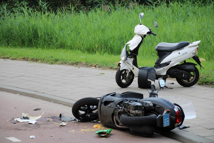 Twee scooters botsen op fietspad