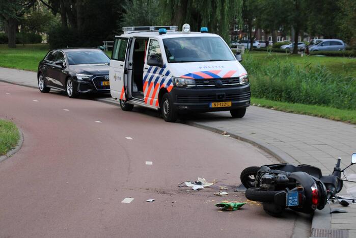 Twee scooters botsen op fietspad