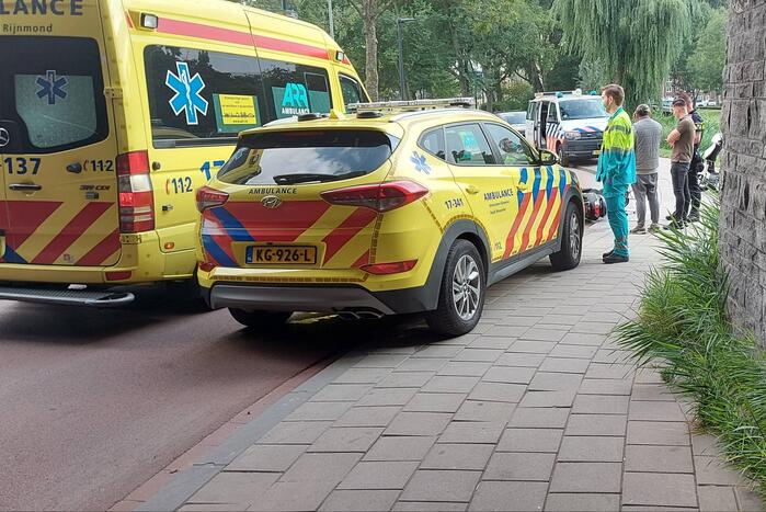 Twee scooters botsen op fietspad