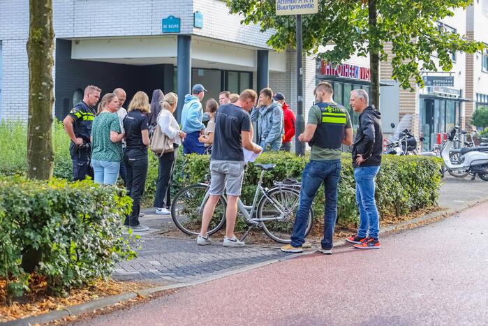 Fietser en scooterrijder botsen op fietspad