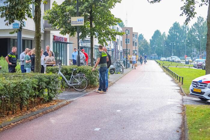 Fietser en scooterrijder botsen op fietspad
