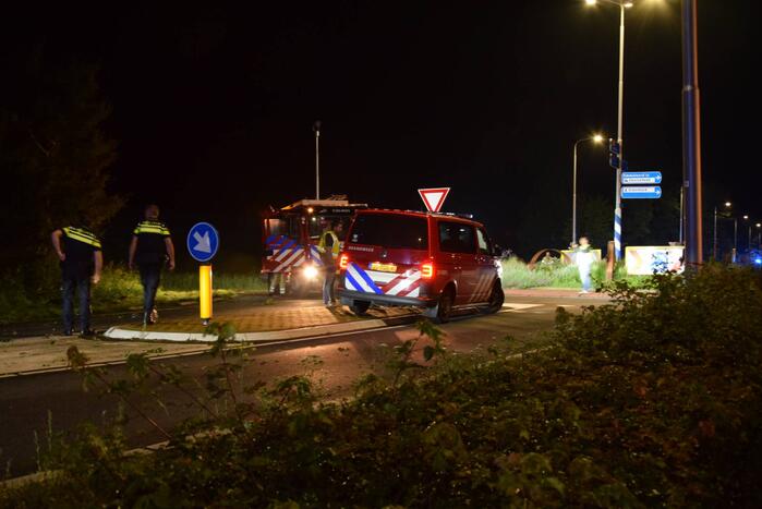 Personenauto vliegt uit de bocht