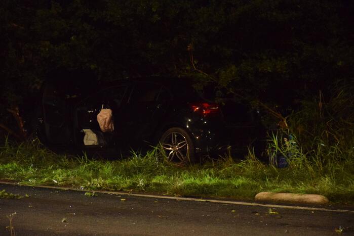 Personenauto vliegt uit de bocht