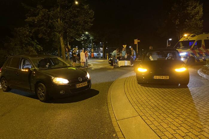 Maaltijdbezorger gaat onderuit op rotonde