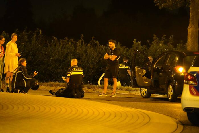 Maaltijdbezorger gaat onderuit op rotonde