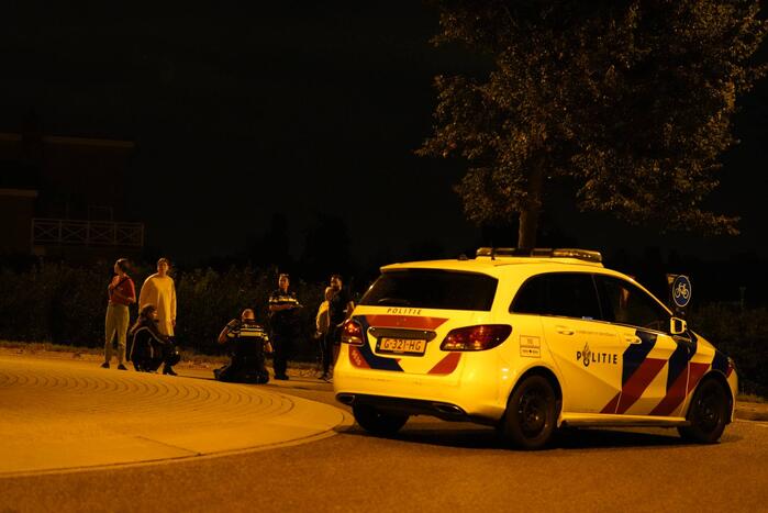 Maaltijdbezorger gaat onderuit op rotonde