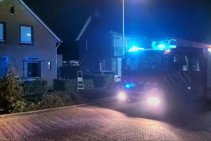 Brandweer blust brand aan achterzijde van woning