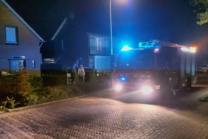 Brandweer blust brand aan achterzijde van woning