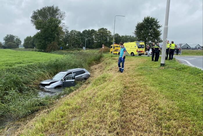 Vrouw belandt met auto in de sloot
