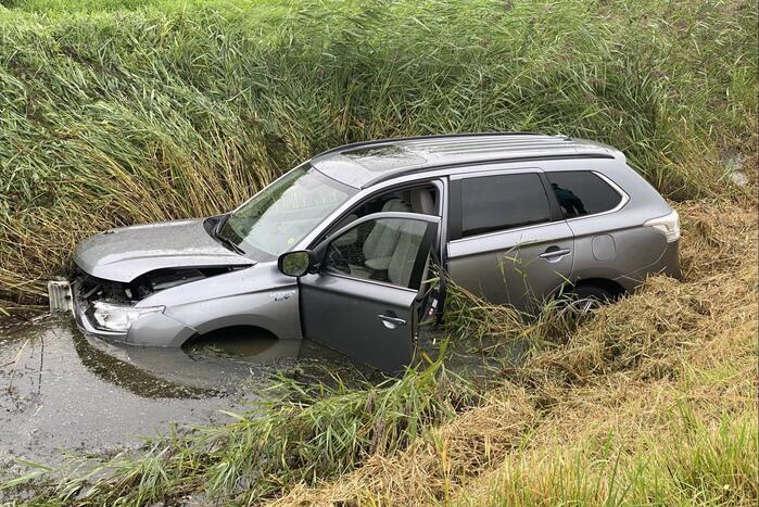 Vrouw belandt met auto in de sloot