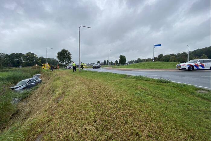 Vrouw belandt met auto in de sloot