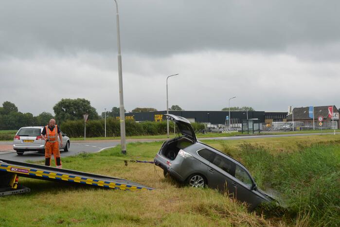 Vrouw belandt met auto in de sloot