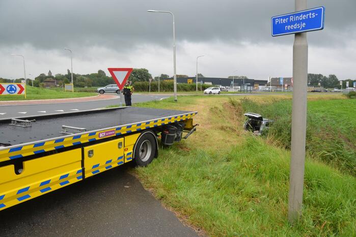 Vrouw belandt met auto in de sloot