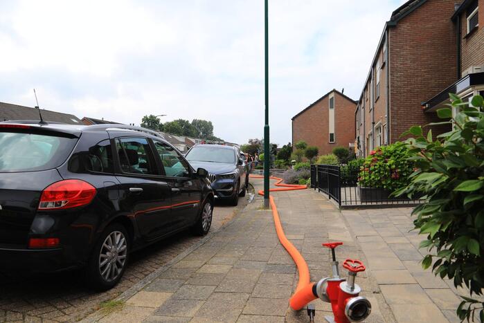 Brandweer spoelt riool door na vreemde lucht