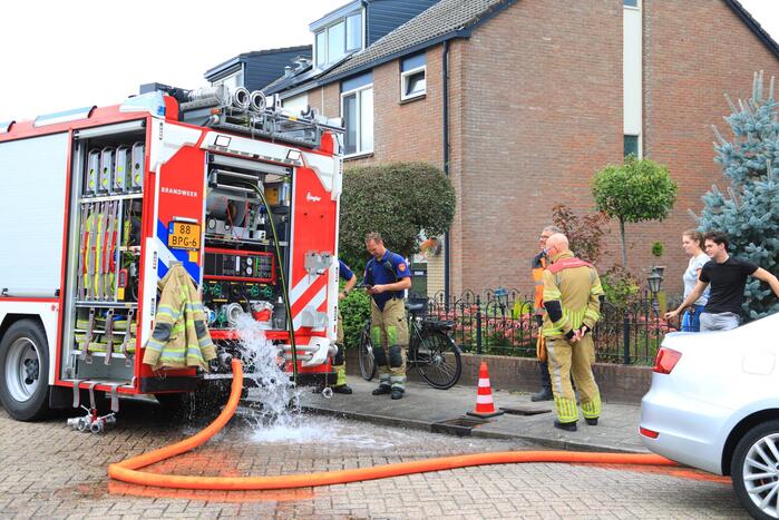 Brandweer spoelt riool door na vreemde lucht