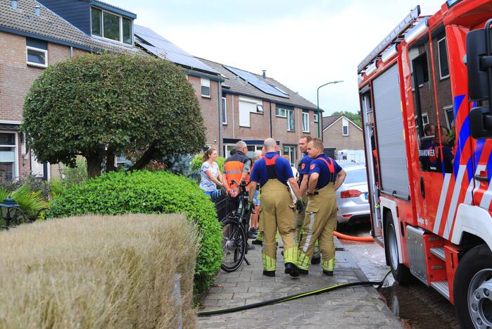 Brandweer spoelt riool door na vreemde lucht