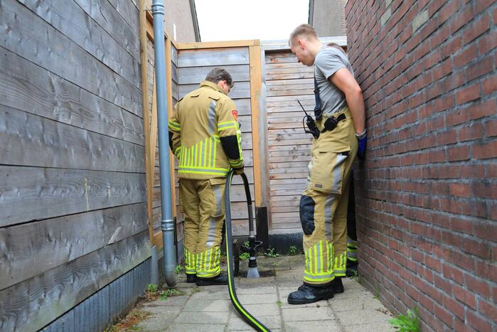 Brandweer spoelt riool door na vreemde lucht